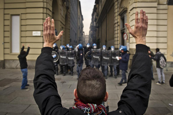 Forconi, proteste in tutta Italia. Scontri a Torino Forconi, proteste in tutta Italia. Scontri a Torino