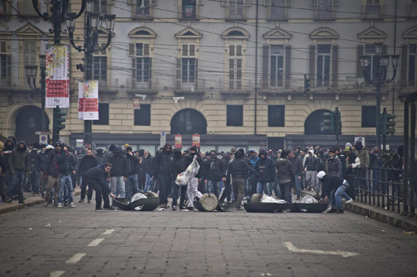 Forconi, proteste in tutta Italia. Scontri a Torino Forconi, proteste in tutta Italia. Scontri a Torino