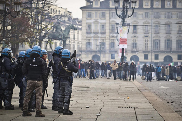 Forconi, proteste in tutta Italia. Scontri a Torino Forconi, proteste in tutta Italia. Scontri a Torino