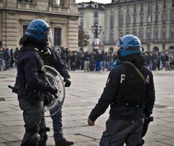 I poliziotti si tolgono il casco. Grillo: “Bravi, ragazzi!”