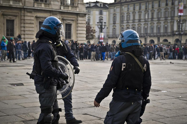 Forconi, proteste in tutta Italia. Scontri a Torino Forconi, proteste in tutta Italia. Scontri a Torino