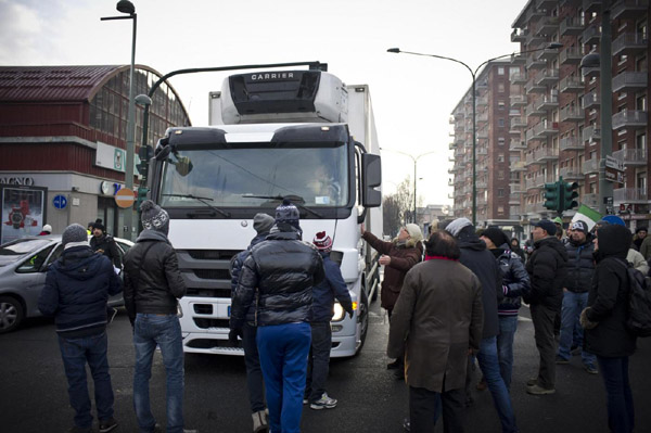 Forconi, proteste in tutta Italia. Scontri a Torino Forconi, proteste in tutta Italia. Scontri a Torino