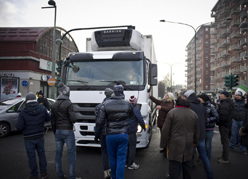 Forconi, proteste in tutta Italia. Scontri a Torino Forconi, proteste in tutta Italia. Scontri a Torino
