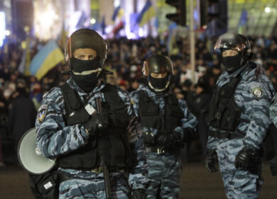 Kiev, assalto contro i manifestanti. Paura: allontanati donne e bambini