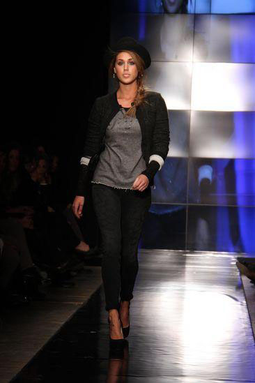 Mani sul pancino per Cecilia: la baby Rodriguez in dolce attesa?