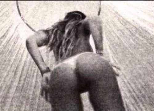 Barbara Guerra mostra il lato B alle “invidiose”: “Baciatemelo!” Barbara Guerra mostra il lato B alle “invidiose”: “Baciatemelo!”