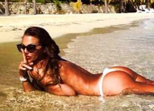 Barbara Guerra mostra il lato B alle “invidiose”: “Baciatemelo!” Barbara Guerra mostra il lato B alle “invidiose”: “Baciatemelo!”