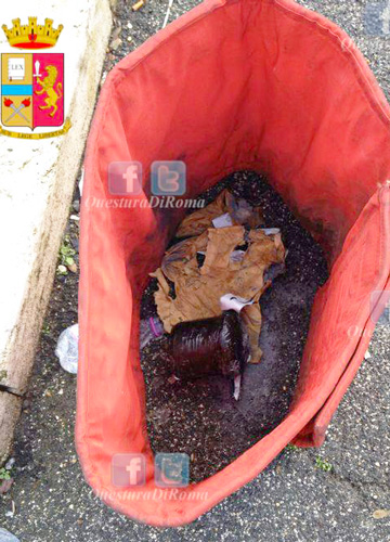 Pacco bomba in strada a Boccea. Pezzi di vetro e polvere nera Pacco bomba in strada a Boccea. Pezzi di vetro e polvere nera