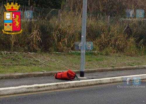 Pacco bomba in strada a Boccea. Pezzi di vetro e polvere nera Pacco bomba in strada a Boccea. Pezzi di vetro e polvere nera
