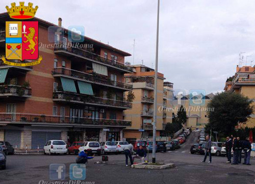Pacco bomba in strada a Boccea. Pezzi di vetro e polvere nera Pacco bomba in strada a Boccea. Pezzi di vetro e polvere nera