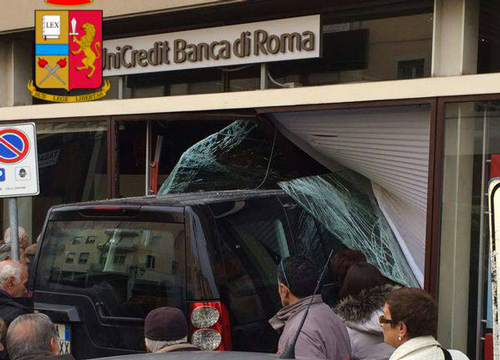 Entra con il Suv dentro una banca. Donna travolta e uccisa, 6 feriti Entra con il Suv dentro una banca. Donna travolta e uccisa, 6 feriti