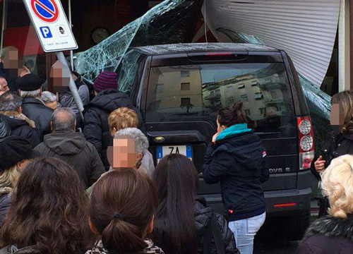 Entra con il Suv dentro una banca. Donna travolta e uccisa, 6 feriti Entra con il Suv dentro una banca. Donna travolta e uccisa, 6 feriti