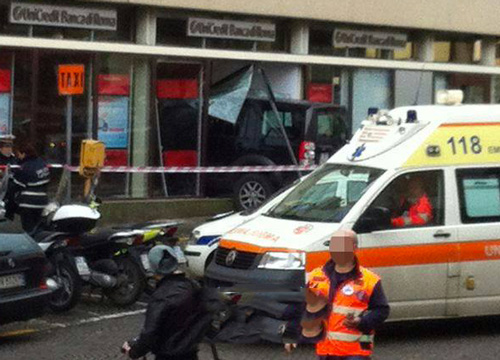 Entra con il Suv dentro una banca. Donna travolta e uccisa, 6 feriti Entra con il Suv dentro una banca. Donna travolta e uccisa, 6 feriti