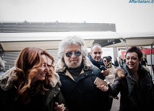 Renzi e Grillo in passerella. I leader sfilano per Pitti Uomo Renzi e Grillo in passerella. I leader sfilano per Pitti Uomo