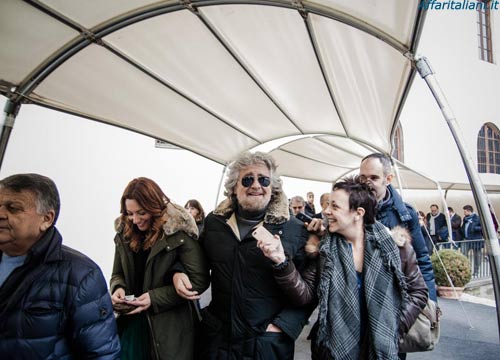 Renzi e Grillo in passerella. I leader sfilano per Pitti Uomo Renzi e Grillo in passerella. I leader sfilano per Pitti Uomo