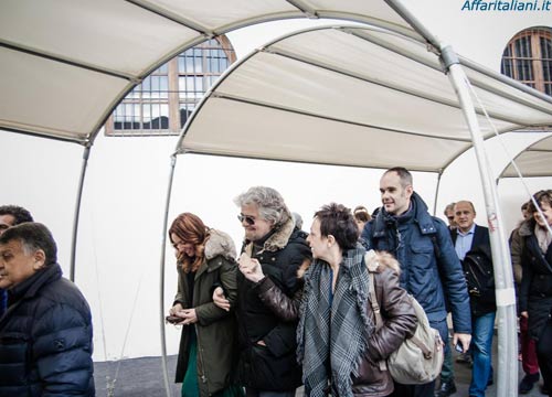 Renzi e Grillo in passerella. I leader sfilano per Pitti Uomo Renzi e Grillo in passerella. I leader sfilano per Pitti Uomo