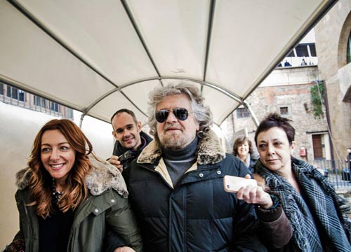 Renzi e Grillo in passerella. I leader sfilano per Pitti Uomo Renzi e Grillo in passerella. I leader sfilano per Pitti Uomo