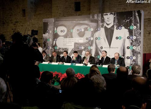 Renzi e Grillo in passerella. I leader sfilano per Pitti Uomo Renzi e Grillo in passerella. I leader sfilano per Pitti Uomo