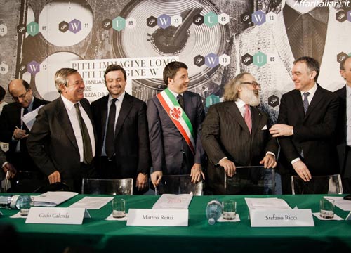 Renzi e Grillo in passerella. I leader sfilano per Pitti Uomo Renzi e Grillo in passerella. I leader sfilano per Pitti Uomo