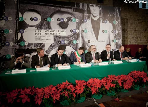 Renzi e Grillo in passerella. I leader sfilano per Pitti Uomo Renzi e Grillo in passerella. I leader sfilano per Pitti Uomo