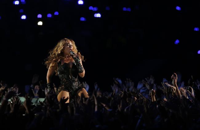 Esibizione a sorpresa per Beyoncé: entra in un karaoke e canta coi fans Esibizione a sorpresa per Beyoncé: entra in un karaoke e canta coi fans