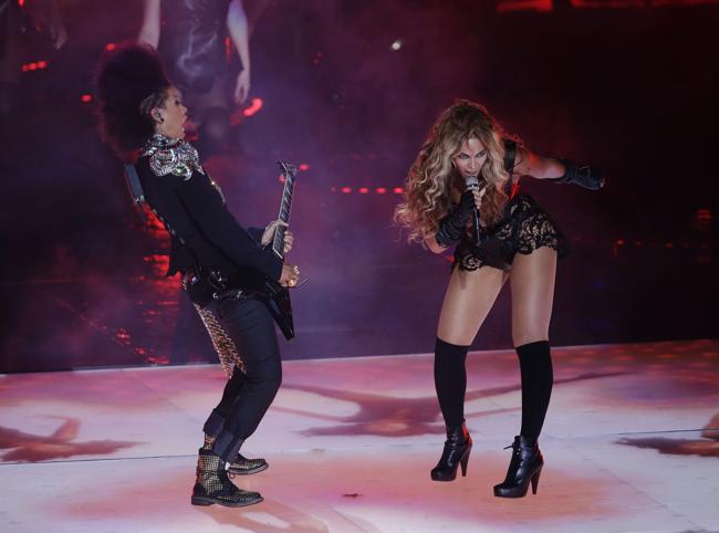 Esibizione a sorpresa per Beyoncé: entra in un karaoke e canta coi fans Esibizione a sorpresa per Beyoncé: entra in un karaoke e canta coi fans