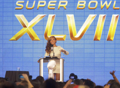 Esibizione a sorpresa per Beyoncé: entra in un karaoke e canta coi fans