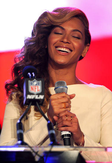 Esibizione a sorpresa per Beyoncé: entra in un karaoke e canta coi fans Esibizione a sorpresa per Beyoncé: entra in un karaoke e canta coi fans