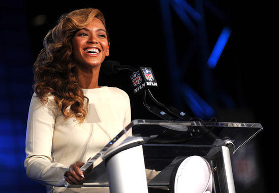 Esibizione a sorpresa per Beyoncé: entra in un karaoke e canta coi fans Esibizione a sorpresa per Beyoncé: entra in un karaoke e canta coi fans