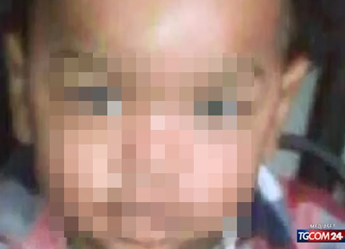 Usa, a 4 anni torturato e ucciso dalla fidanzata del padre. Video Usa, a 4 anni torturato e ucciso dalla fidanzata del padre. Video