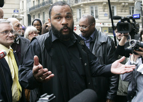 Francia, terzo stop a Dieudonne. Ma lui annuncia: “Nuovo spettacolo” Francia, terzo stop a Dieudonne. Ma lui annuncia: “Nuovo spettacolo”
