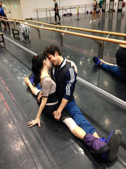 Baci e coccole per Roberto Bolle e Beatrice Carbone