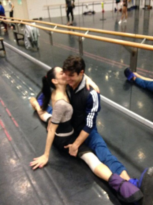 Baci e coccole per Roberto Bolle e Beatrice Carbone