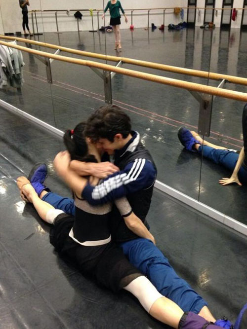 Baci e coccole per Roberto Bolle e Beatrice Carbone