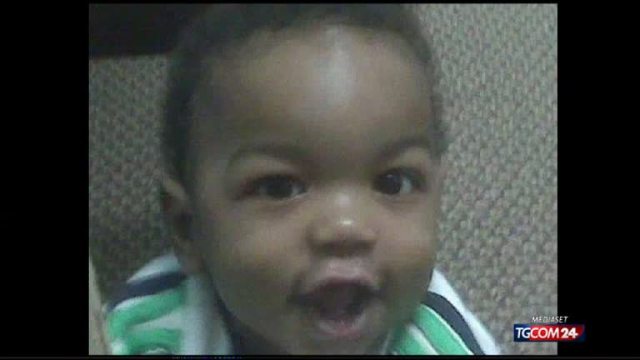 Usa, a 4 anni torturato e ucciso dalla fidanzata del padre. Video Usa, a 4 anni torturato e ucciso dalla fidanzata del padre. Video