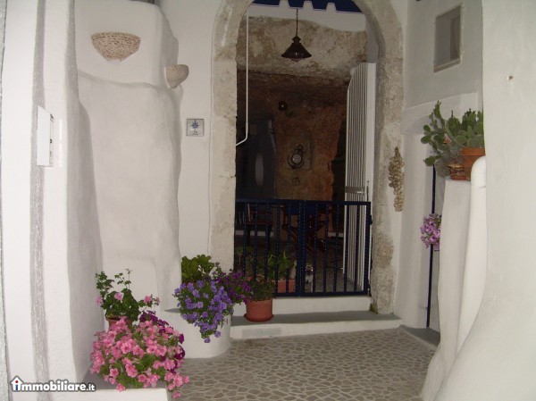 Puglia, in vendita grotta abitabile