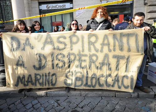 I vigili in piazza, traffico impazzito. Caos concorsone, protesta senza fine I vigili in piazza, traffico impazzito. Caos concorsone, protesta senza fine