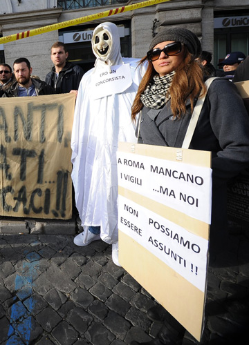 I vigili in piazza, traffico impazzito. Caos concorsone, protesta senza fine I vigili in piazza, traffico impazzito. Caos concorsone, protesta senza fine