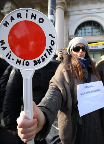 I vigili in piazza, traffico impazzito. Caos concorsone, protesta senza fine I vigili in piazza, traffico impazzito. Caos concorsone, protesta senza fine