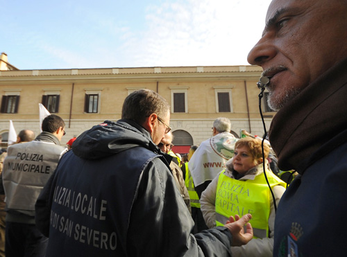 I vigili in piazza, traffico impazzito. Caos concorsone, protesta senza fine I vigili in piazza, traffico impazzito. Caos concorsone, protesta senza fine