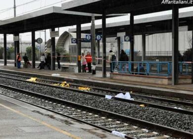 Firenze, deraglia un treno. Una carrozza uccide un operaio