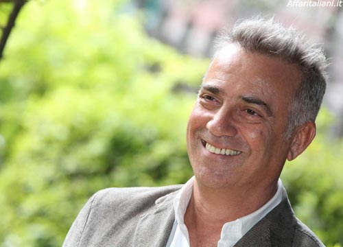 Paura per Massimo Ghini: malore in scena, spettacolo interrotto Paura per Massimo Ghini: malore in scena, spettacolo interrotto