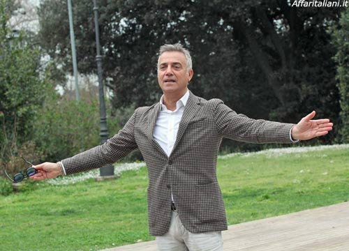 Paura per Massimo Ghini: malore in scena, spettacolo interrotto Paura per Massimo Ghini: malore in scena, spettacolo interrotto