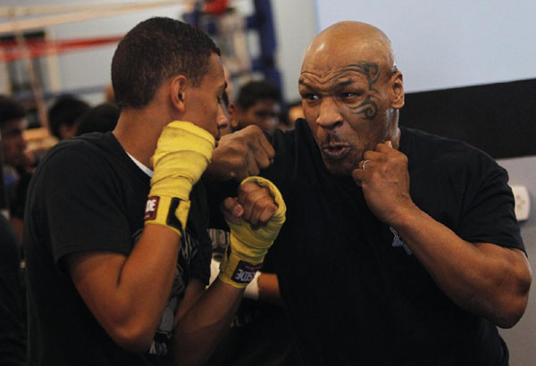 Mike Tyson, la giornalista italiana e gli slip di Versace… Mike Tyson, la giornalista italiana e gli slip di Versace…
