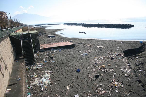 Tritolo e mercurio nel pesce. Viaggio nella più grande discarica del pianeta