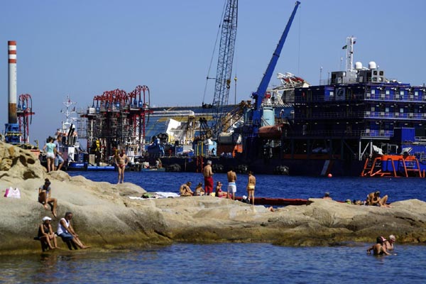 Tritolo e mercurio nel pesce. Viaggio nella più grande discarica del pianeta