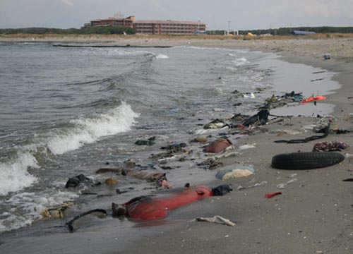 Tritolo e mercurio nel pesce. Viaggio nella più grande discarica del pianeta