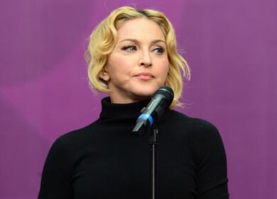 Madonna finisce in ospedale: piede rotto e stampelle per miss Ciccone