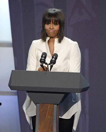 Michelle Obama compie 50 anni si dà allo yoga
