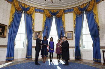Michelle Obama compie 50 anni si dà allo yoga